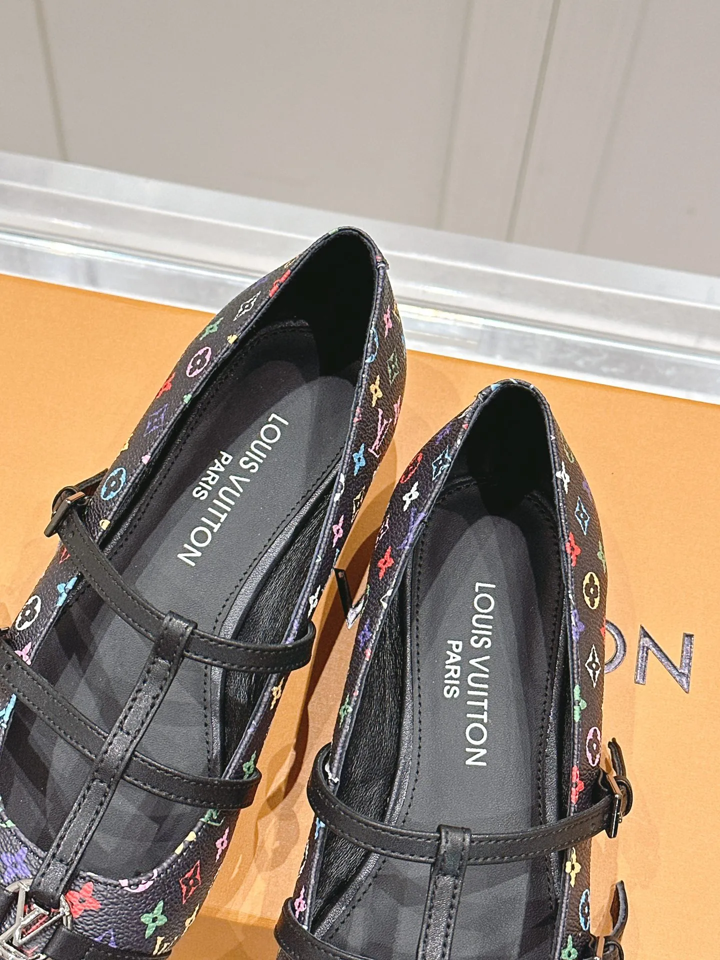👟👟Ex-factory price 680👟👟 L V➕ Murakami Takashi co-branded series top quality louis vuitton ss25 new arrival～ LV.2025 spring and summer series｜new pointed toe high heels🆕 The small pointed toe of the eagle is matched with a hollow leather strip and a small square buckle to adjust the tightness, and the LV hardware "logo" is embellished, and the details and texture are particularly high-end! The sharp styling effect is a visual feast💯It is difficult to conceal the elegant temperament of LV. It is easy to wear, comfortable, sexy and exquisite ~ Grade A sheepskin lining is soft and breathable. The genuine leather outsole imported from Italy is easy to wear and will not tire your feet. Size: 35-40 (41 customized items are non-refundable)